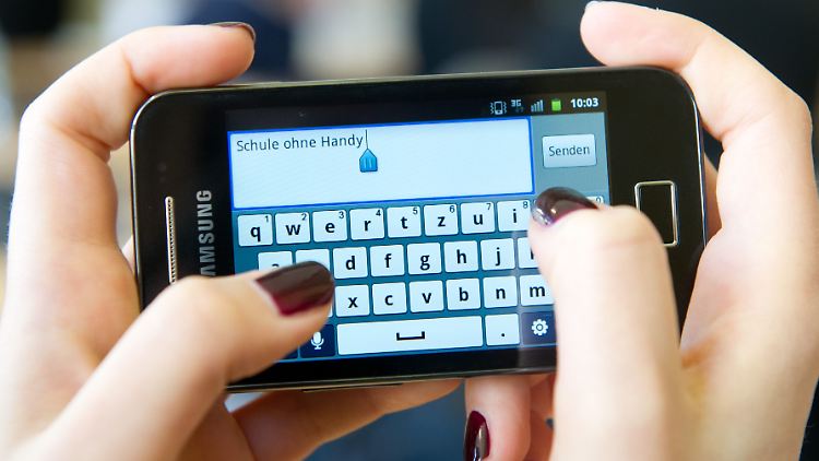 Handys sind an den meisten Schulen im Unterricht verboten. An manchen Schulen gilt sogar ein komplettes Handyverbot. Schüler müssen dann ihre Mobiltelefone komplett daheim lassen. Andernfalls riskieren sie, dass die Handys eingezogen werden.