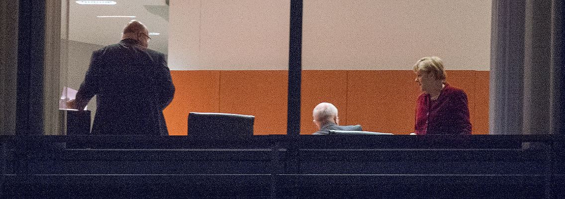 Bei der Arbeit durchs Fenster fotografiert: Kanzleramtschef Peter Altmaier, Unions-Fraktionsvorsitzender Volker Kauder und Bundeskanzlerin Angela Merkel (v.l.) während des Koalitionstreffens in Berlin.
