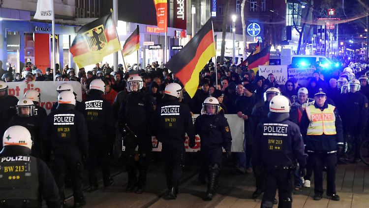 Großeinsatz in der Karlsruher Innenstadt: Die Polizei hat Mühe, Kargida-Anhänger und Gegendemonstranten auseinanderzuhalten.