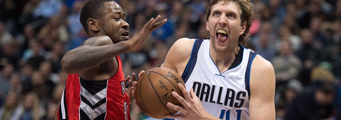 Terence Ross (l.) versucht Nowitzki den Ball abzuluchsen.