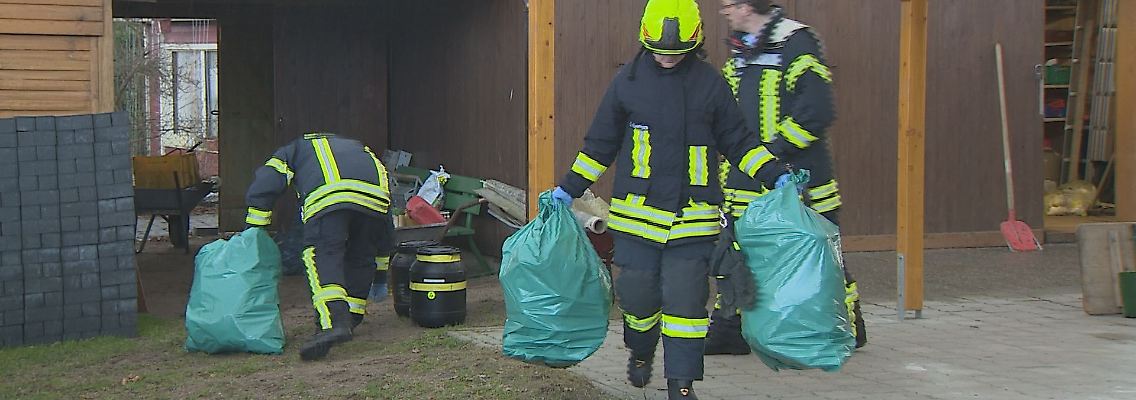 Der Giftmüll wird abtransportiert. 