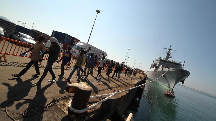 Mindestens 3500 Menschen kamen im vergangenen Jahr ums Leben, während sie das Mittelmeer überquerten.
