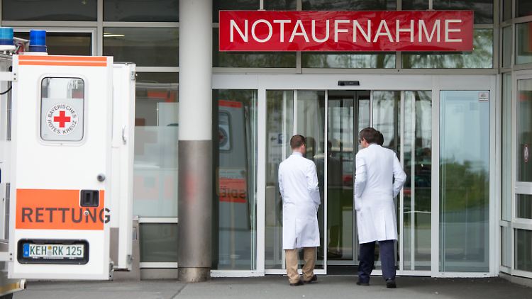 Die Kliniken versuchen, zusätzliche Kapazitäten vorzuhalten. Doch in manchen Krankenhäusern stehen die Patientenbetten nun schon auf dem Flur.