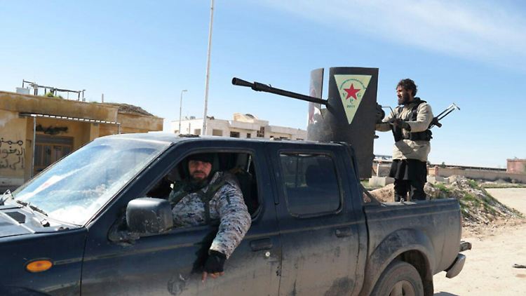 IS-Kämpfer zeigen sich in einem von der kurdischen YPG erbeuteten Fahrzeug. Das Foto postete eine Gruppe des IS im Internet.