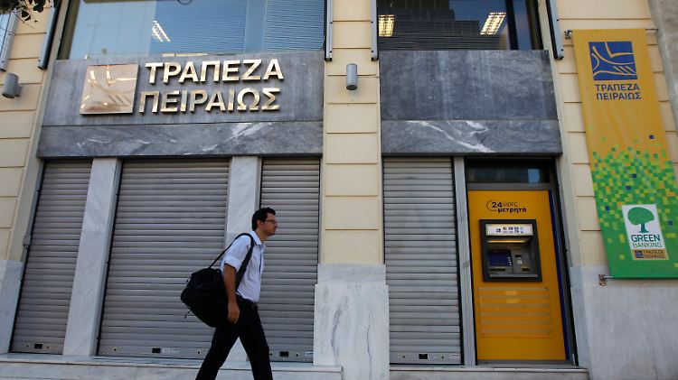 Eine Filiale der Piraeus Bank in Athen, aufgenommen im August 2012.