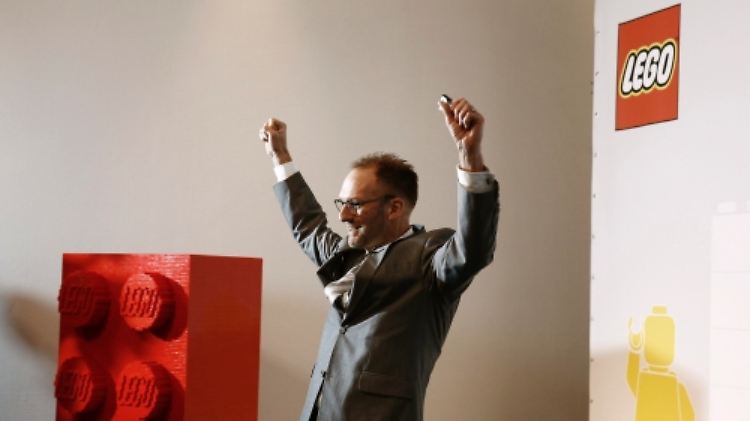 Jørgen Vig Knudstorp, Vorstandschef der dänischen Spielzeugfirma Lego, freut sich über die Jahresbilanz.