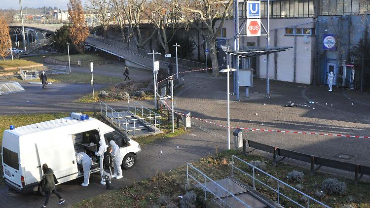 Mitarbeiter der Spurensicherung arbeiten am Tatort. In der Nacht soll es zu dem Schusswechsel zwischen einem Mann und der Polizei gekommen sein, bei dem der Mann angeschossen und anschließend ins Krankenhaus eingeliefert wurde.