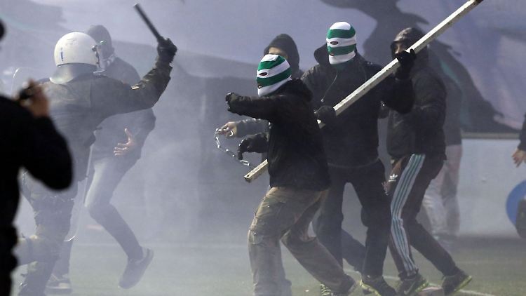 Rund 50 Personen stürmten den Platz und mussten mit Tränengas zurückgedrängt werden.