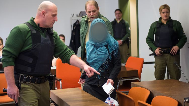 Wollte nur helfen: Die Islamistin Andrea B. vor Gericht. 