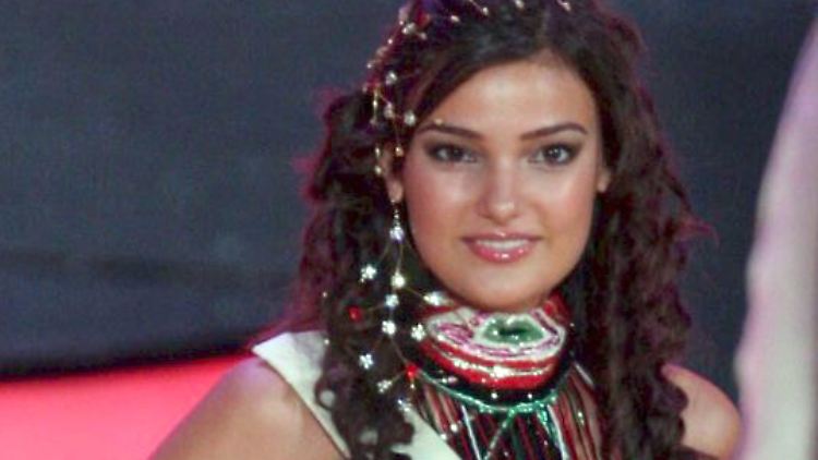 Die damalige Miss Türkei (re.) und ihre spanische Kollegin bei der Miss World Gala 2006 in Warschau. Jetzt steht die 26-Jährige wegen eines Instagram-Posts vor Gericht.