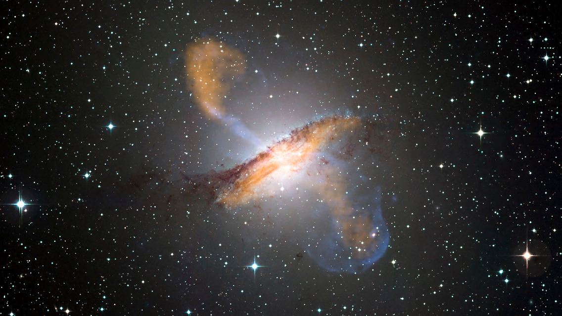 Die Aufnahme zeigt die Partikelströme, die ein Schwarzes Loch Nahe der Galaxie Centaurus A ausstößt.