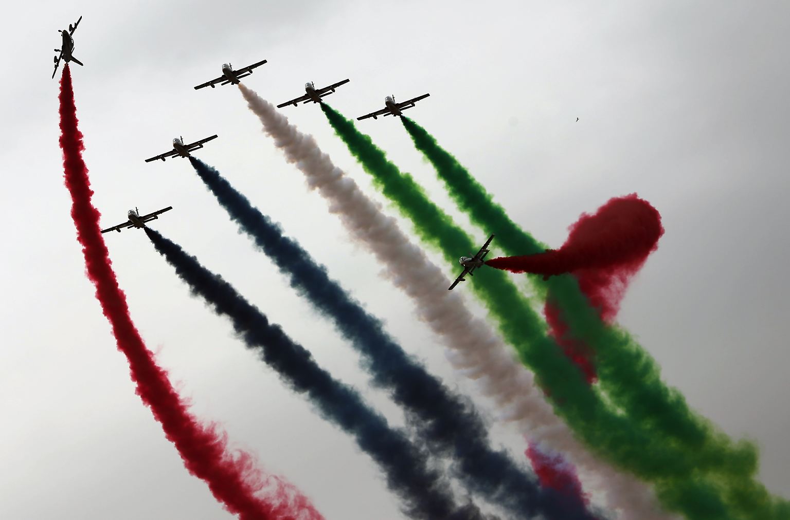 Bizarres Schauspiel am Persischen Golf: In Abu Dhabi, der Hauptstadt der Vereinigten Arabischen Emirate, laden die Scheichs regelmäßig Rüstungskonzerne aus aller Welt zu lautstarken Show-Vorführungen und diskreten Verkaufsgesprächen ein.