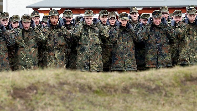 Die schlechte Ausstattung der Bundeswehr drückt auf die Stimmung in der Truppe, beklagt der Bundeswehrverband.