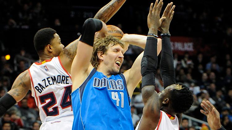 Schröder (r.) blockt Nowitzki - die Szene bringt das Spiel auf den Punkt.