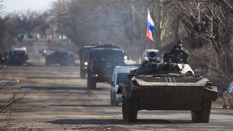 Mit russischer Flagge versehener Panzer der Separatisten.