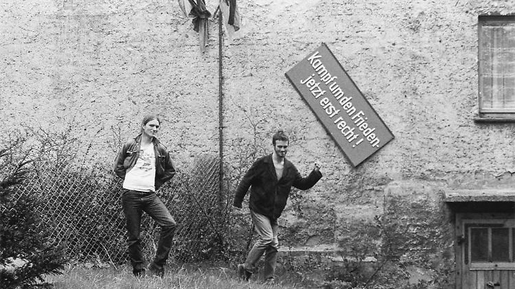 Hohle Parole: OL (l.) mit seinem Freund Clemens 1985 in Halberstadt.