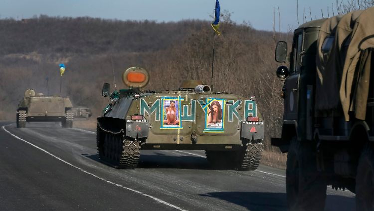 Der Slogan "Make love, not war" entstand um 1967 in der Antivietnamkriegsbewegung. Jetzt zieren Pin-ups die Panzer der ukrainischen Armee.