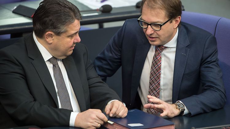 Auch SPD-Chef Gabriel (l.) ist sich sicher, dass Dobrindts (r.) Maut kommen wird. Die Frage sei nur wie?