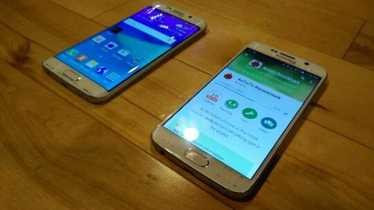 Auf diesem Foto liegt angeblich ein Galaxy S6 Edge neben einem Galaxy S6.