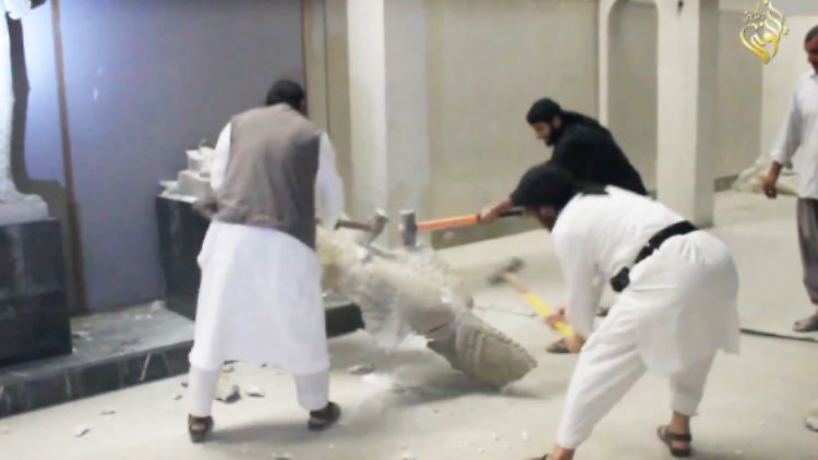 Mit Vorschlaghammern schlagen die Terroristen Iraks Kulturerbe zu Schutt.
