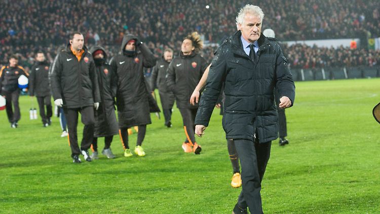 Unfreiwilliger Abgang von Feyenoord-Coach Fred Rutten: Die Partie in Holland musste vom Schiedsrichter in beiden Halbzeiten unterbrochen werden.