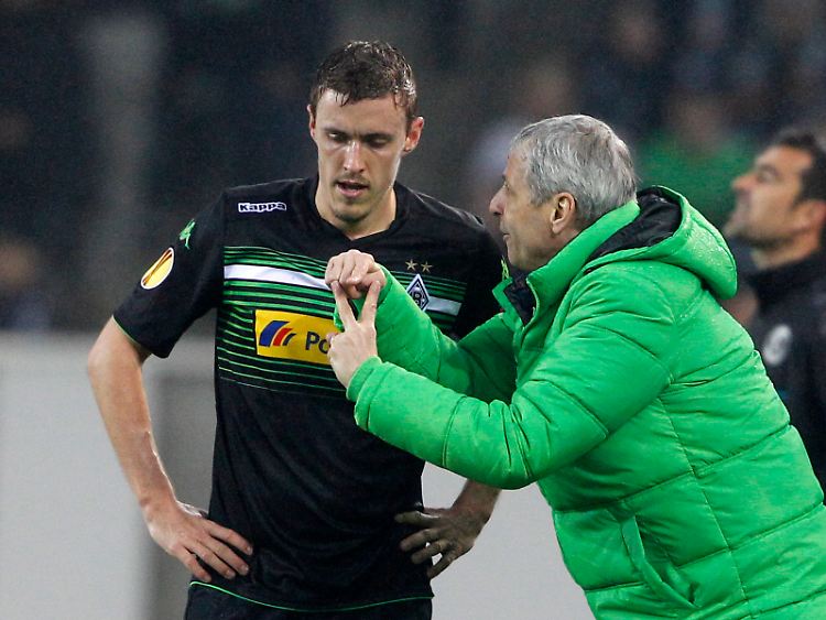 "Die Konzentration 90 Minuten hochhalten und cleverer verteidigen": Trainer Lucien Favre (r.) erklärt Max Kruse die Strategie.