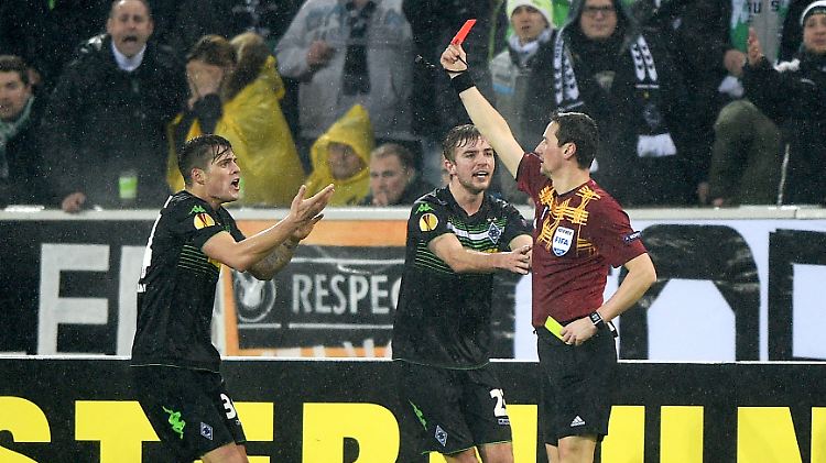 Entsetzen auf der Tribüne: Xhaka bekommt die Rote Karte.