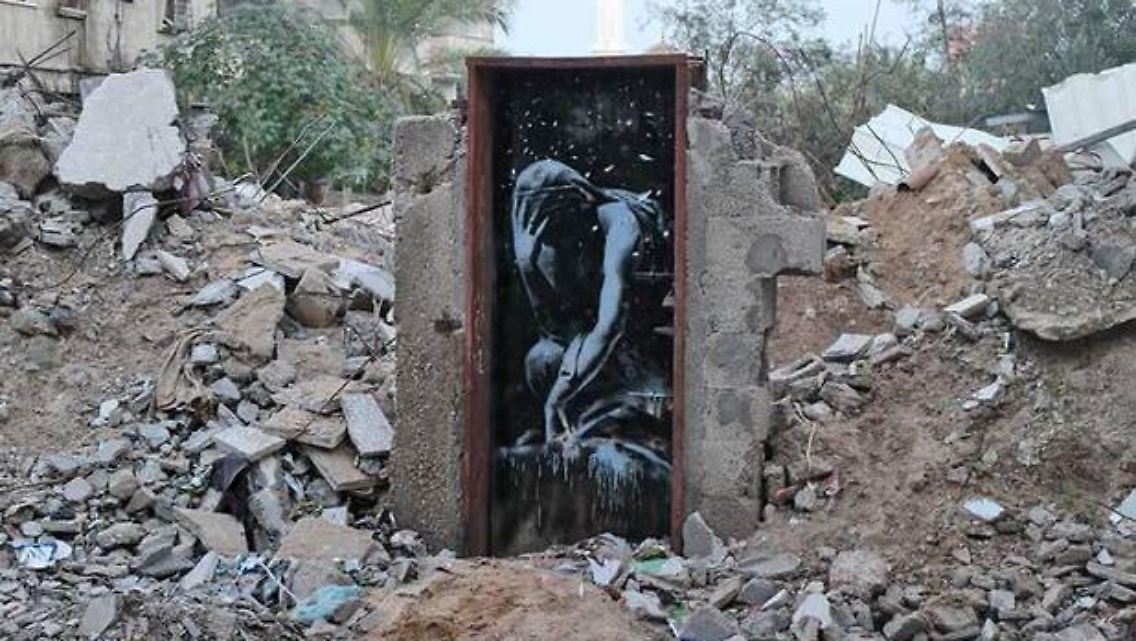 Der Graffiti-Künstler macht mit seinen Werken (hier "Bomb damage") auf die Probleme in der Krisenregion aufmerksam, aber auch ...