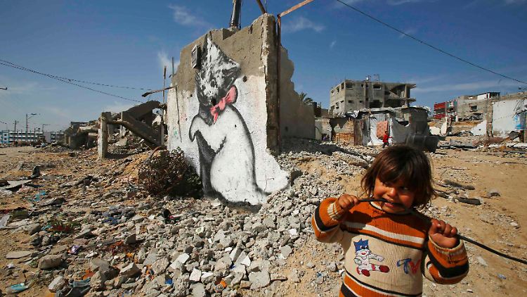 Der Internationale Strafgerichtshof ermittelt wegen mutmaßlicher Verbrechen in Gaza. Der Künstler Bany sprüht derweil.