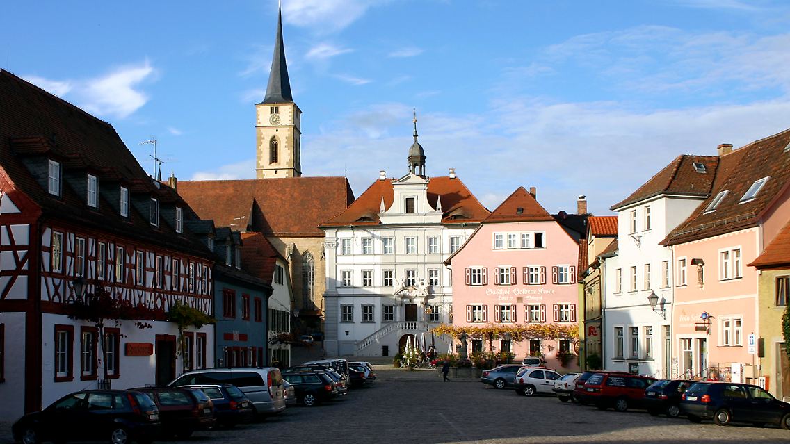 Iphofen liegt zu den Füßen des Schwanbergs - das romantische Winzerstädtchen ist durch Weintourismus wohlhabend geworden.