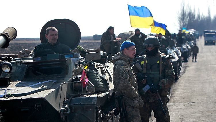 Ukrainische Einheiten ziehen schwere Technik ab.