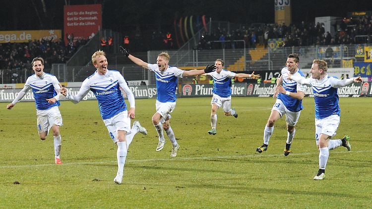 Die Spieler von Darmstadt 98 sind schier aus dem Häuschen.