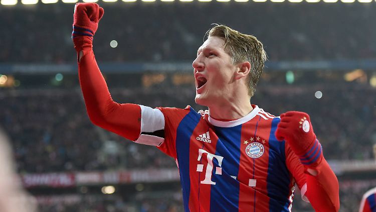 Bastian Schweinsteiger freit sich über sein Tor zum 1:0.