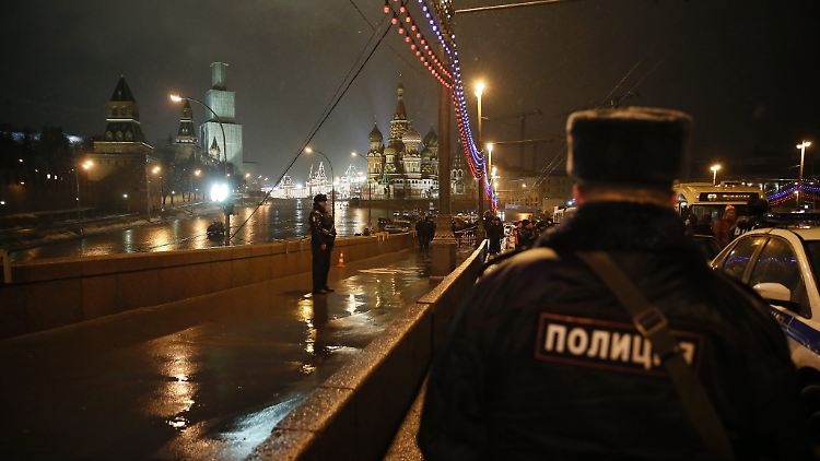 Mordanschlag mitten in Moskau: Sicherheitskräfte sperren den Tatort ab. An der Stelle, an der Boris Nemzow starb, zeugt nur noch der helle Flecke eines Bindemittels von der brutalen Tat.