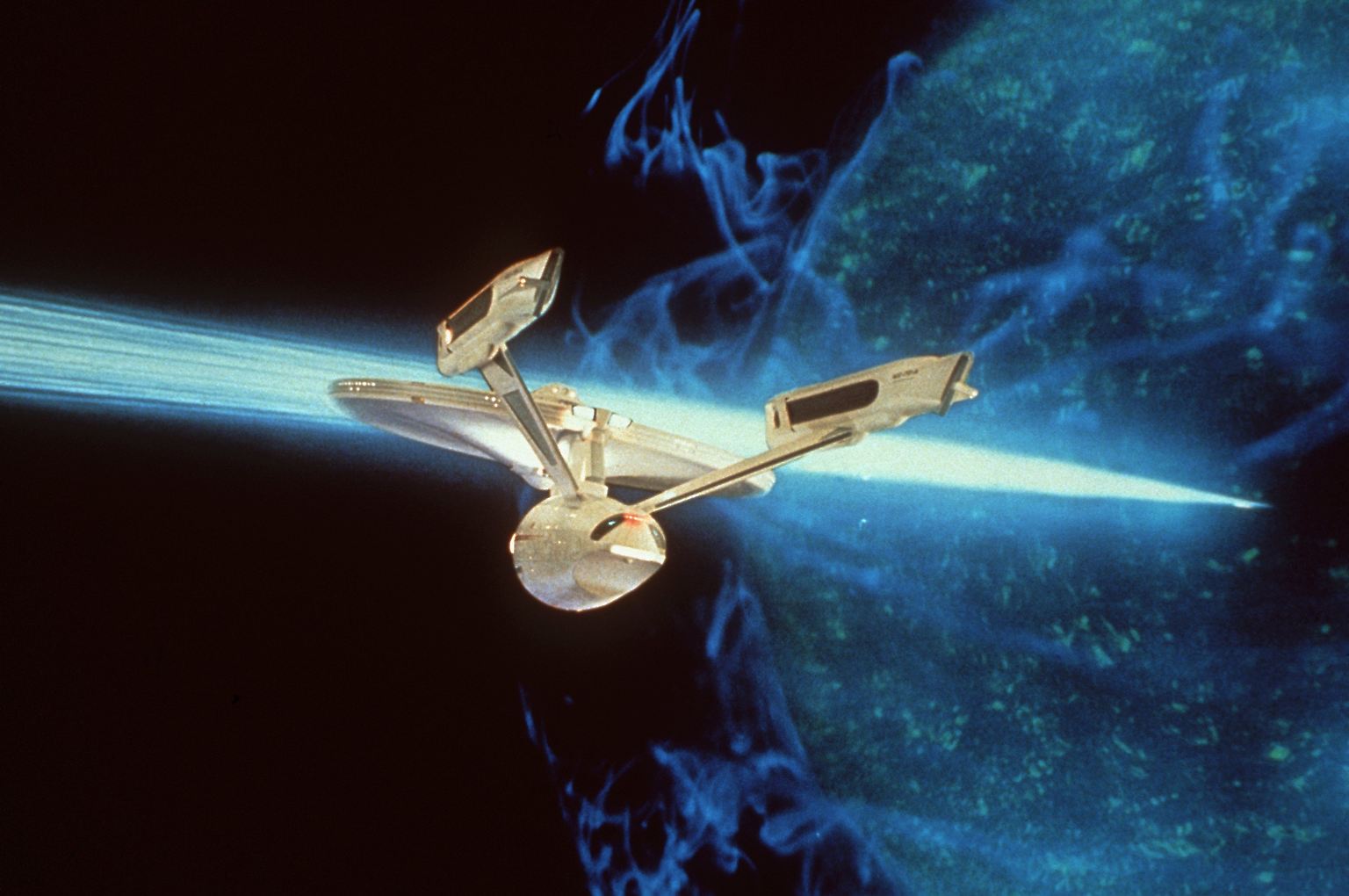 Unmittelbar mit dem Schicksal dieses Schiffs verknüpft, ist die Personalie von Halb-Vulkanier Mr. Spock.
