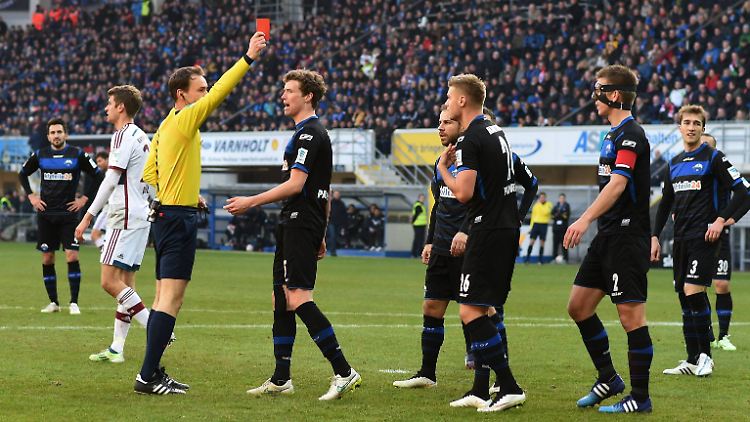 Auch wenn es die Regelhüter eigentlich zu hart finden, soll es im Fußball bei Notbremsen im Strafraum weiterhin einen Platzverweis, eine Sperre sowie einen Elfmeter geben.
