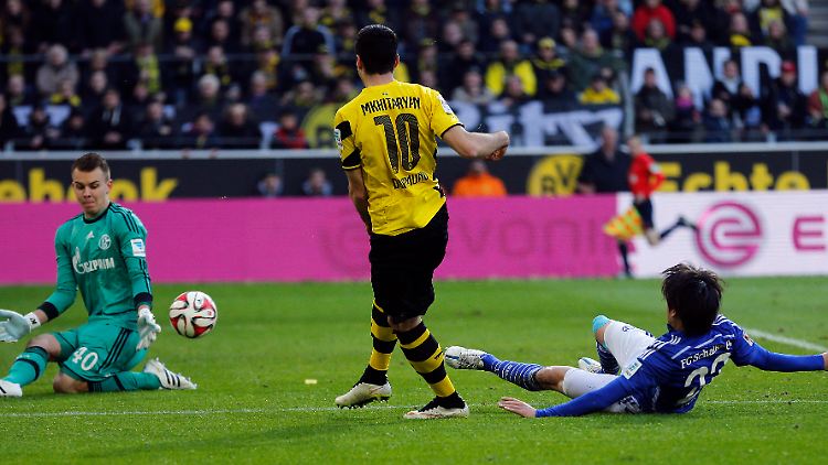 Lange hielt Schalke-Keeper Timon Wellenreuther seinen Kasten sauber. Aufhalten konnte er die BVB-Torflut aber nicht.