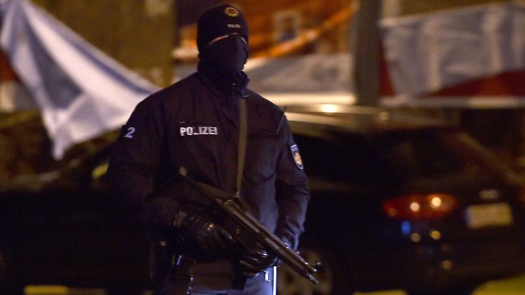 Teilweise waren die eingesetzten Beamten mit Maschinenpistolen ausgerüstet.