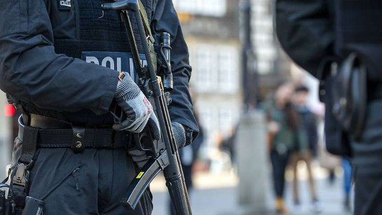 Durch Bremen patroullieren Polizisten mit Maschinenpistolen. 