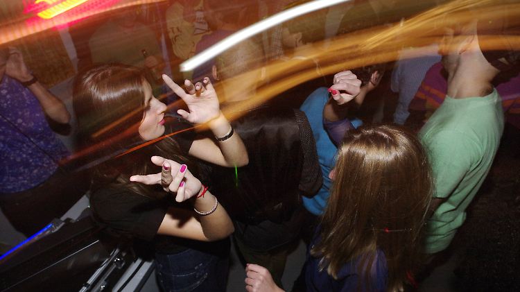 Die Party läuft nur mit Drogen und trotzdem ins Leere.