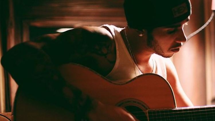 Der Rennfahrer kann nicht nur in schnellen Autos rumdüsen, sondern auch Gitarre spielen.
