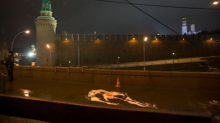 Ein Polizist steht an der Stelle, an der Boris Nemzow erschossen wurde.