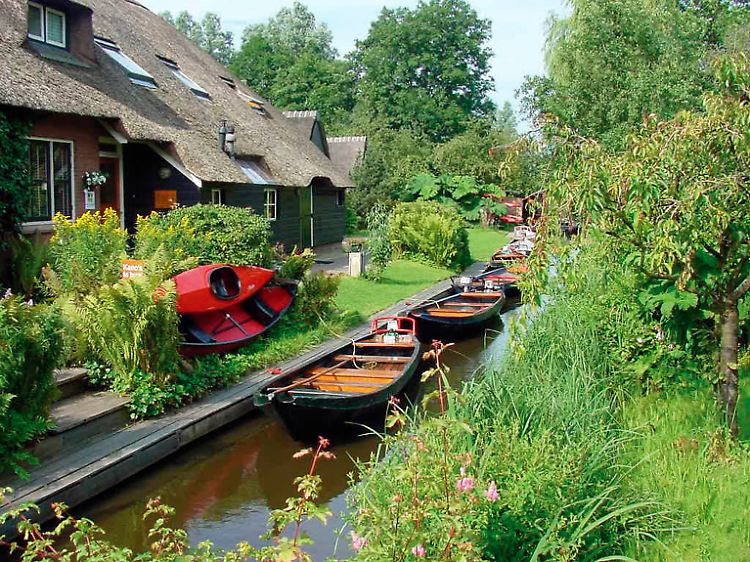 Die reine Idylle: In vielen Regionen der Niederlande gibt es die Möglichkeit, die Landschaft mit dem Flüsterboot zu erkunden - und direkt an einem Teegarten Halt zu machen.