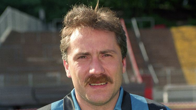 Der Ex-Nationalspieler starb im Alter von 53 Jahren.