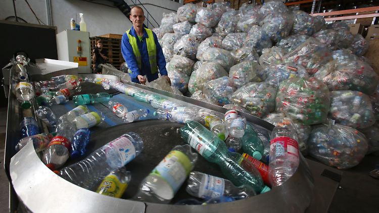 Im Mai 2014 wurde in Deutschland die 100-millionste Einwegflasche gezählt. Nicht einmal jede zweite gekaufte Flasche kann mehrfach befüllt werden.