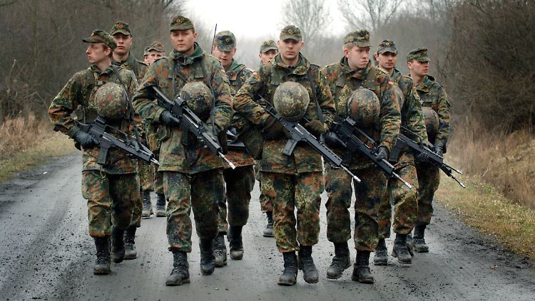 Wehrdienstleistende bei einer Übung: Seit der Abschaffung der Wehrpflicht muss die Bundeswehr aktiv nach Nachwuchs suchen.