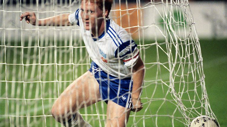 Der Ball ist im Netz, und DDR-Mittelfeldspieler und Kapitän Matthias Sammer jubelt im Brüsseler Constant-Vandenstock-Stadion.