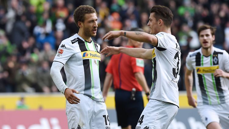 Borussen-Glück: Fabian Johnson und Granit Xhaka beim Torjubel gegen Paderborn.
