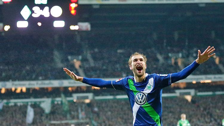 Wolfsburgs Torgarant Bas Dost traf mit Beginn der Pause zweimal binnen Minuten - und leitete damit die Wende im Weserstadion ein.