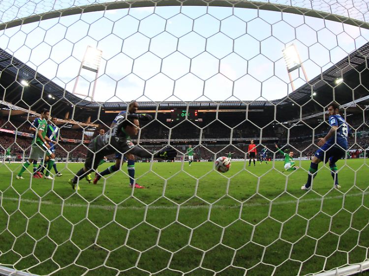 Zlatko Junuzovic eröffnete mit dem frühen 1:0 für Werder den Torreigen in Bremen.